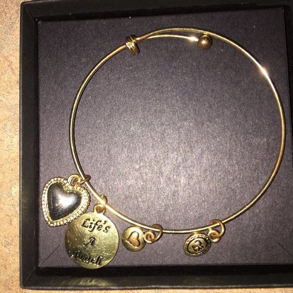 🌺LIFE’S A BEACH BRACELET WITH CHARMS. HEARTS ❤️ - Picture 2 of 5